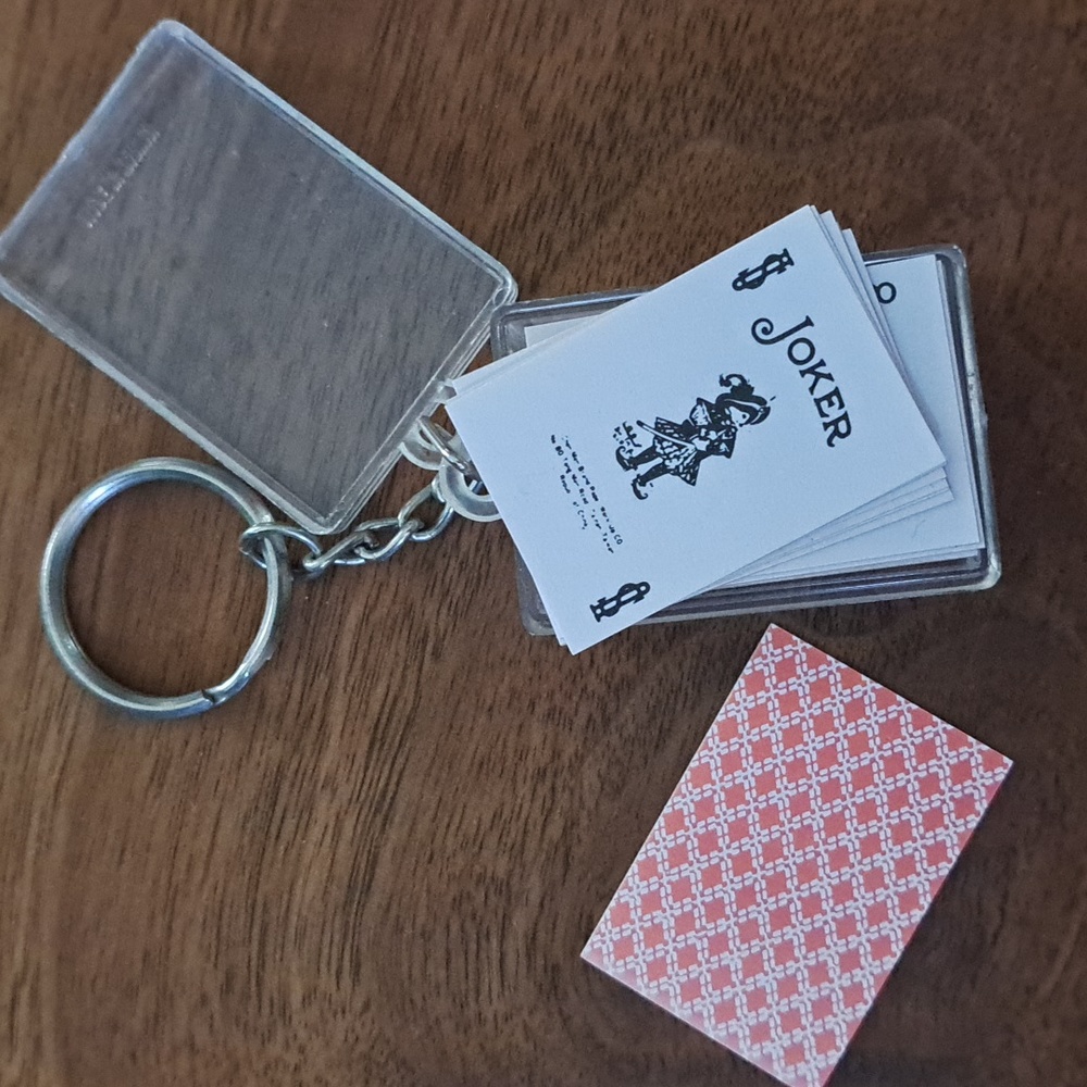1970's gum machine mini playing cards key ring(complete)